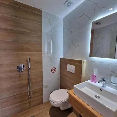 Juli Apartment *