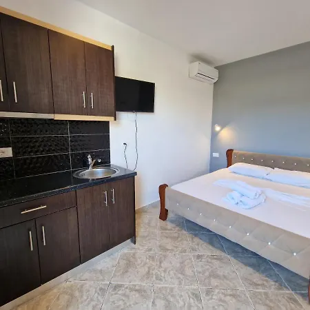 Juli Apartment *