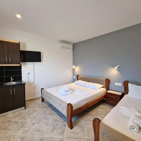 Juli Apartment *